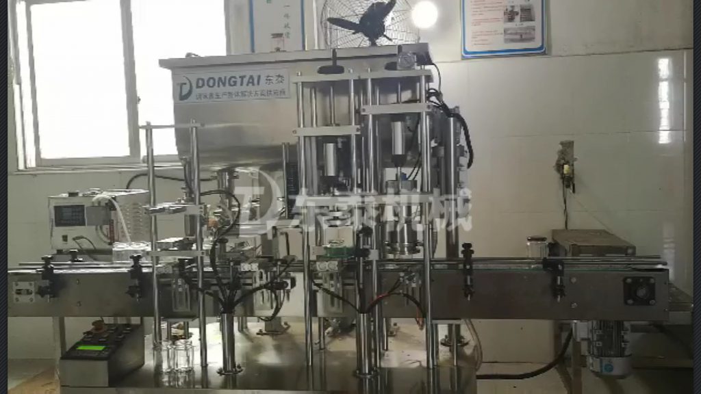 市場的發展見證辣椒醬玻璃瓶自動抽真空旋蓋機的實力